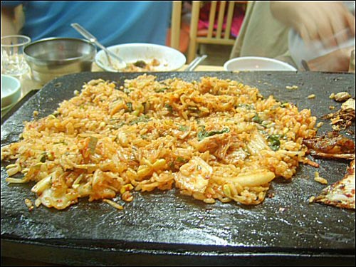 마지막으로 남은 삼겹살과 김치에 밥을 비벼먹는 그 맛도 끝내준다. 